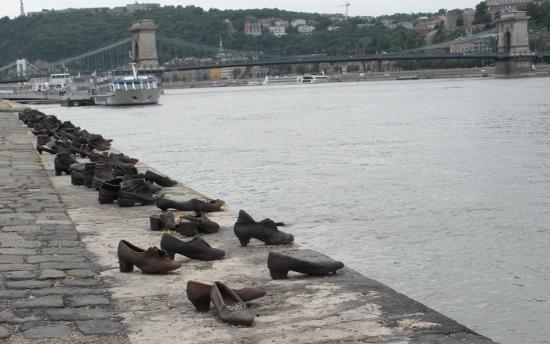 Schuhe am Donauufer