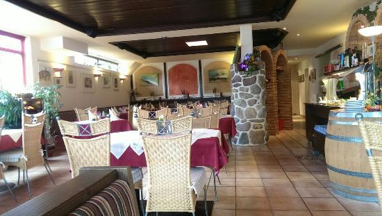Flo's Restaurant & Bar